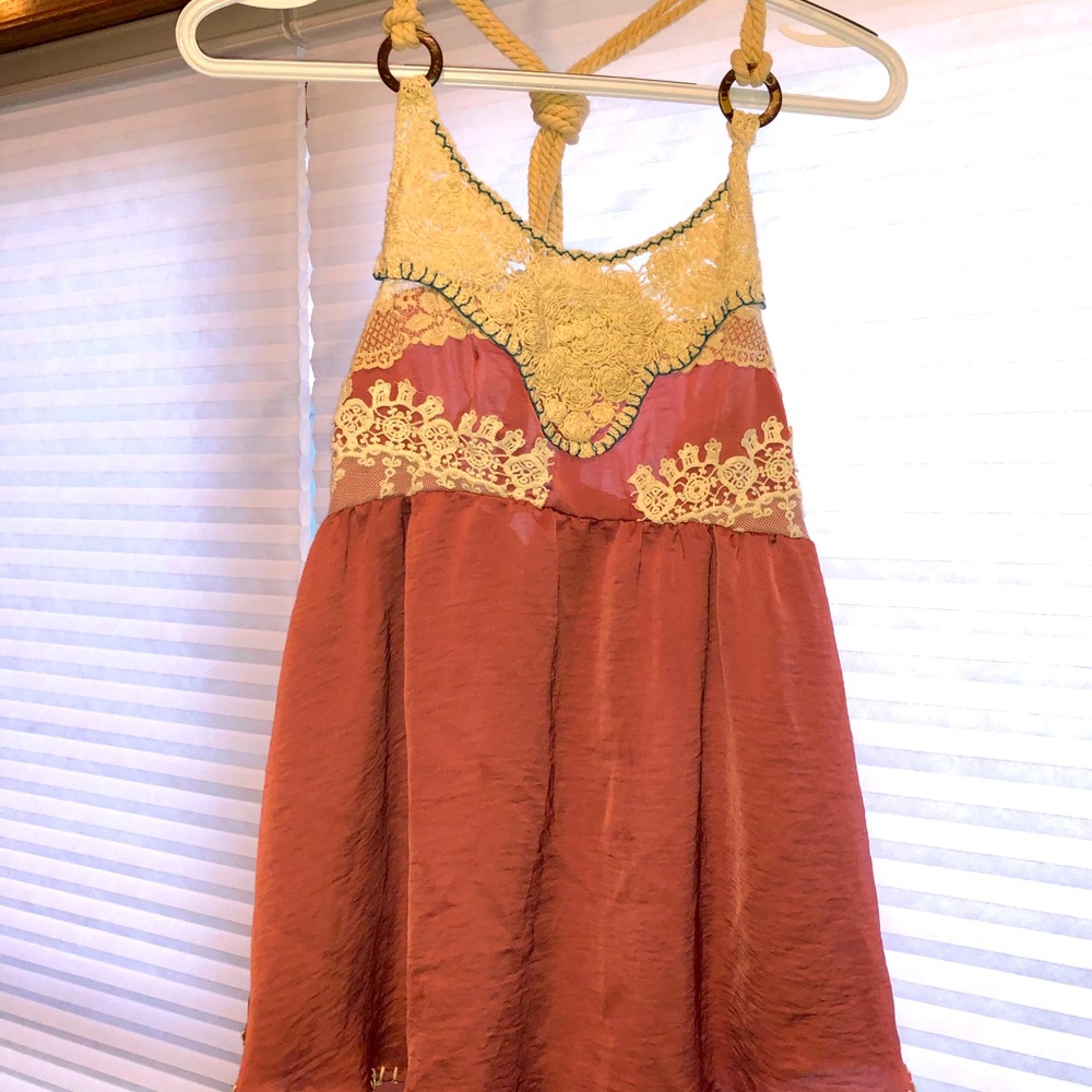 Gimmick tank top